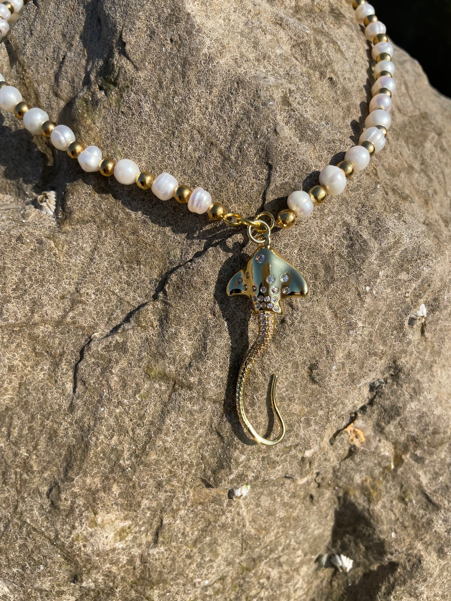 Collier pendentif « Manta » - Perles d'eau douce & pendentif plaqué or 18K