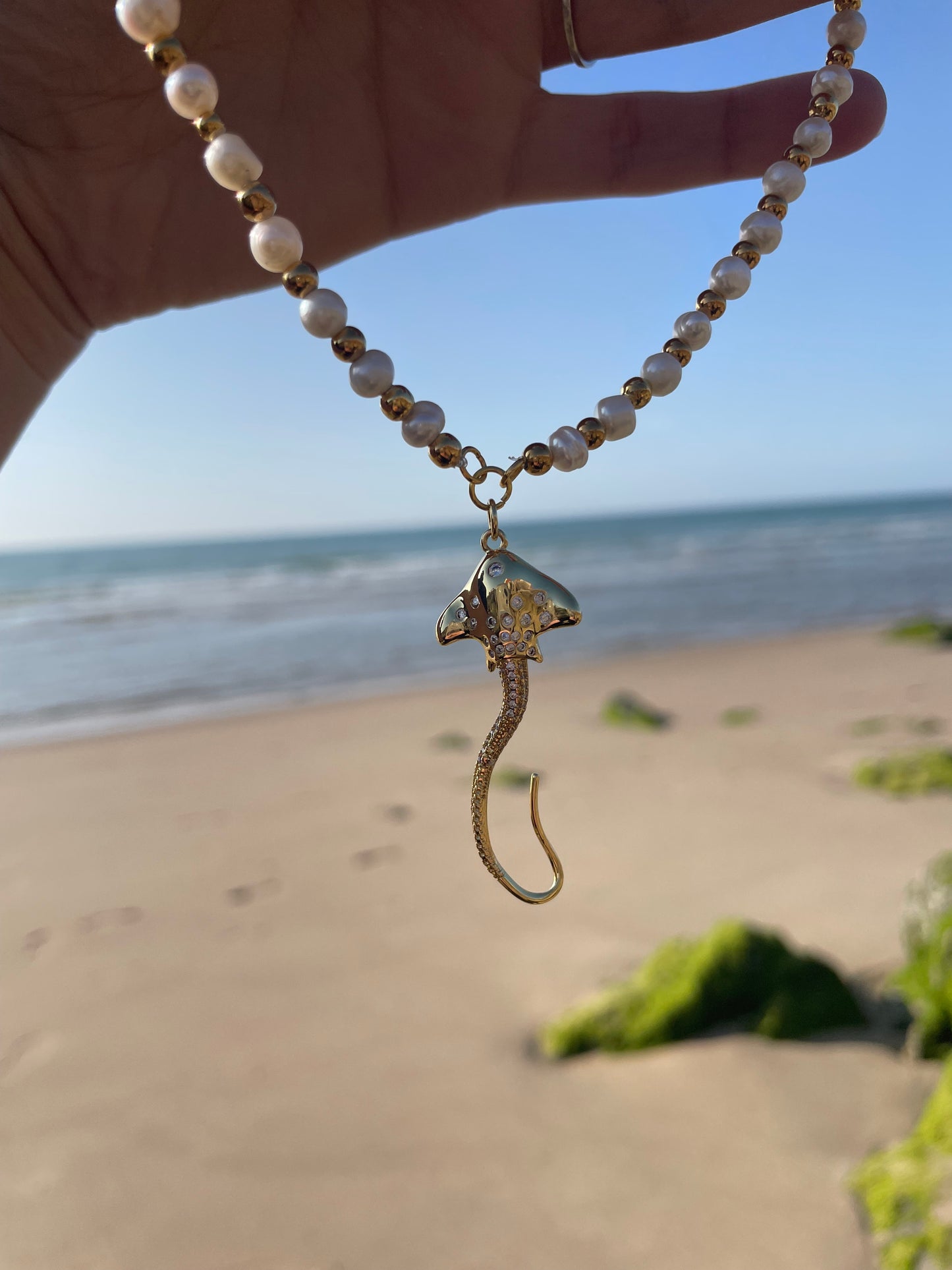 Collier pendentif « Manta » - Perles d'eau douce & pendentif plaqué or 18K