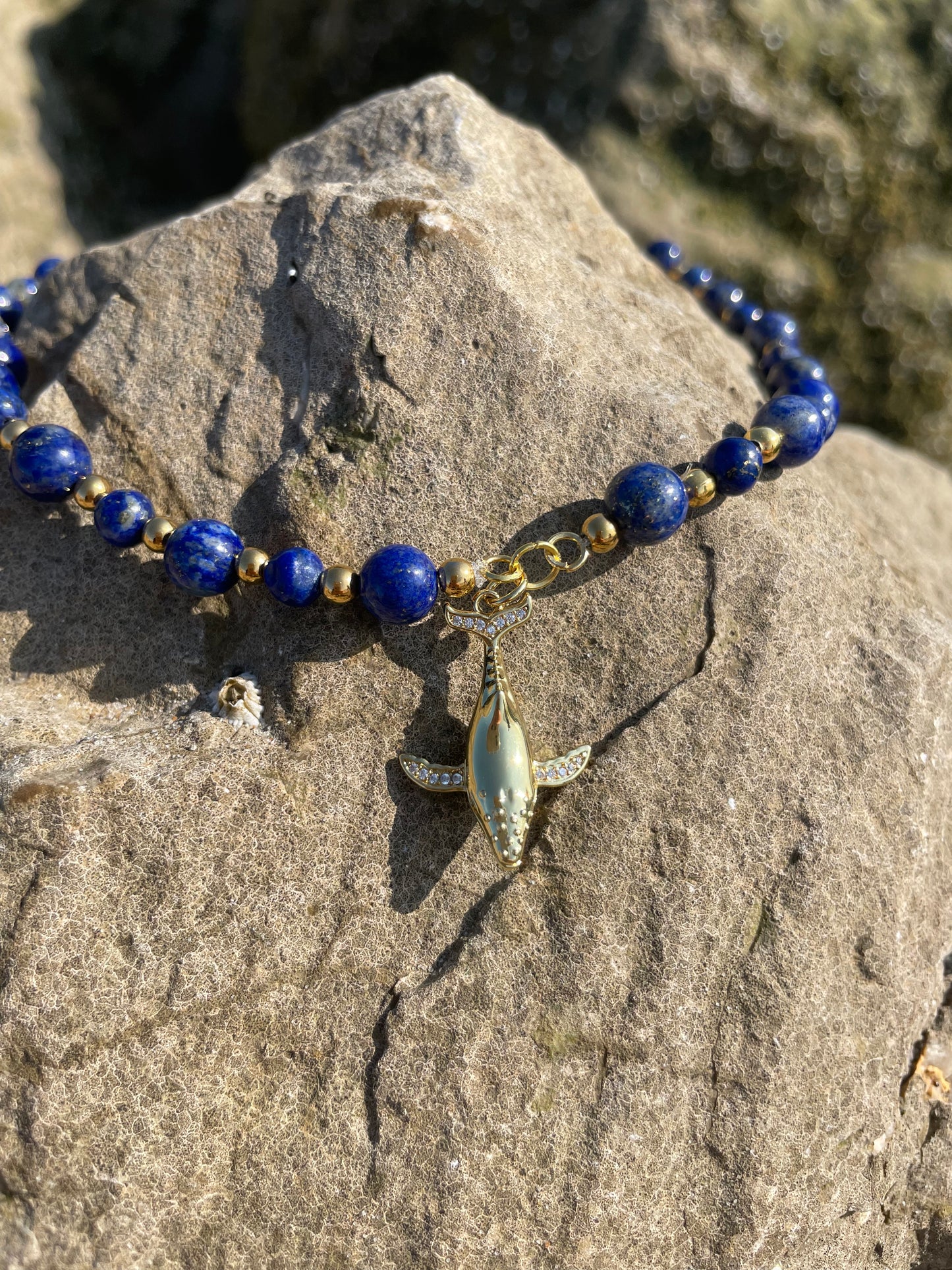 Collier "Baleia" - Lapis-lazuli & baleine dorée