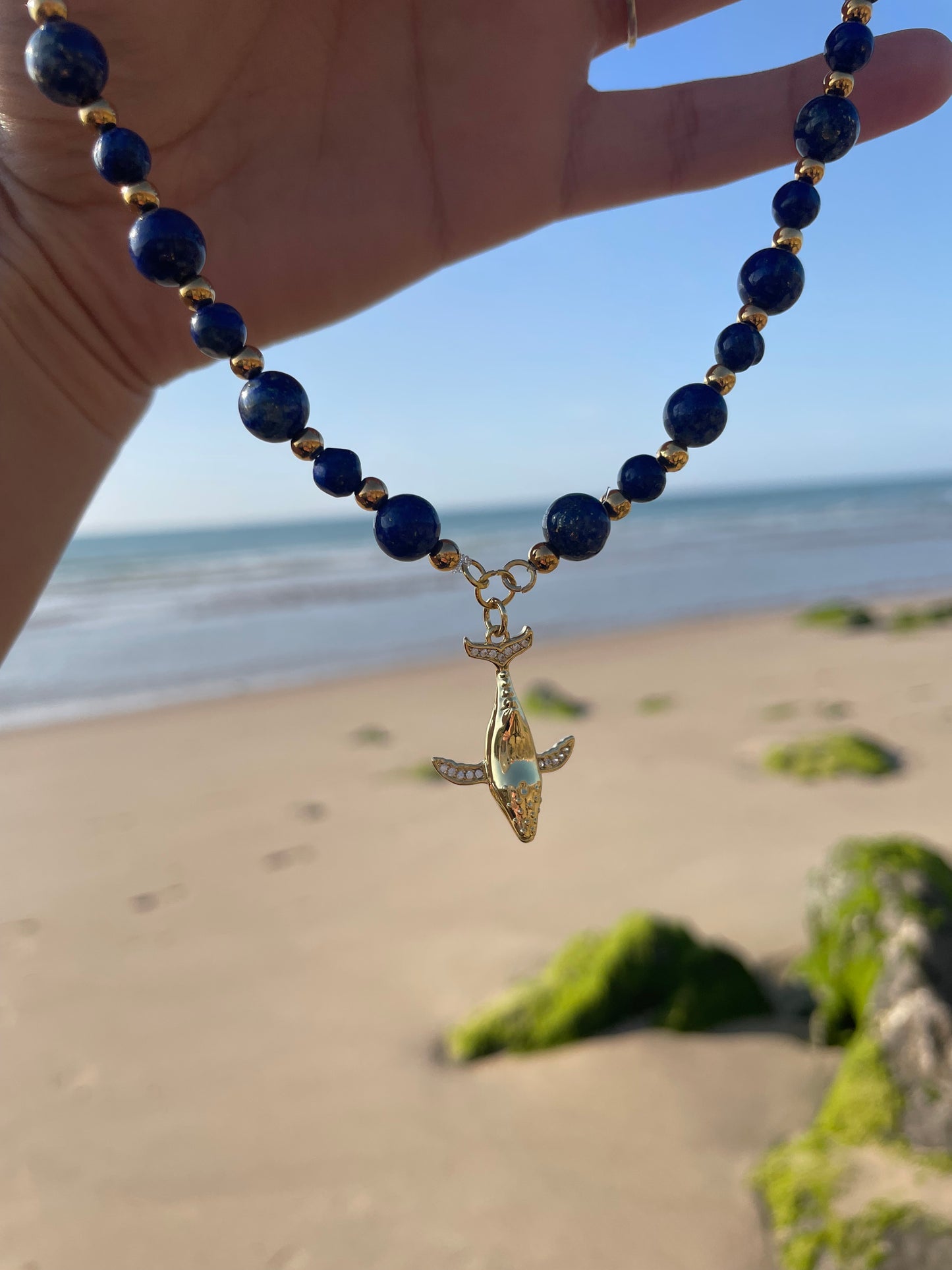 Collier "Baleia" - Lapis-lazuli & baleine dorée