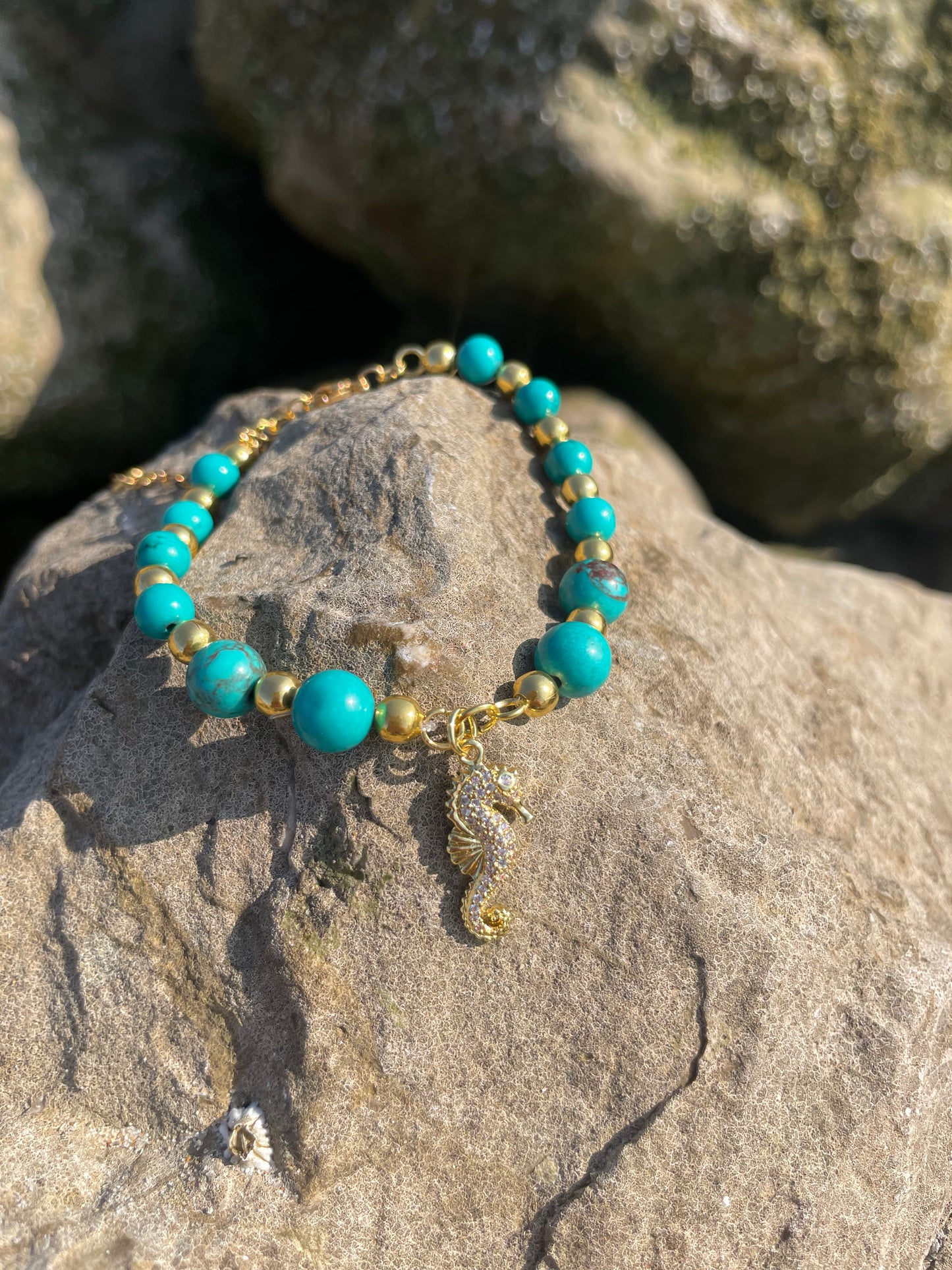 Bracelet "Hippalea" - Turquoise de Chine & hippocampe doré