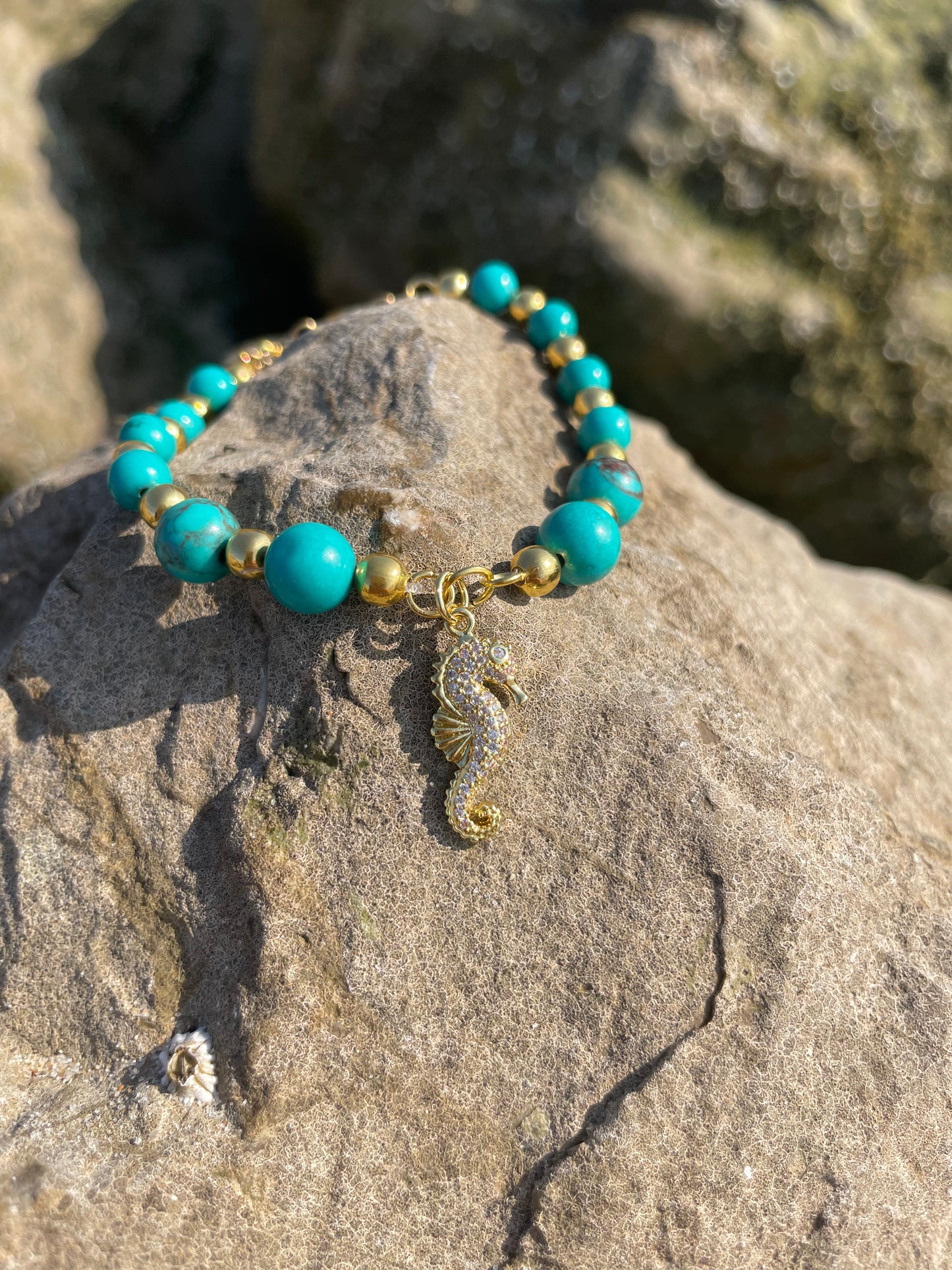 Bracelet "Hippalea" - Turquoise de Chine & hippocampe doré